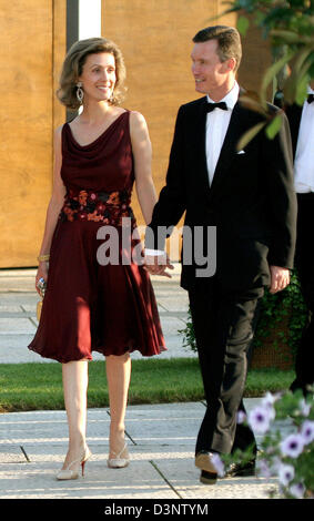 Prinz Guillaume von Luxemburg und seine Frau Sybilla kommen bei der "Musee d 'Art Moderne Grand-Duc Jean" (Mudam) in Luxemburg, Luxemburg, Samstag, 1. Juli 2006. Europäische Adlige und Edelfrauen war gekommen, um die Eröffnung des spektakulären Arts Museum von einem chinesisch-amerikanischen Architekten gebaut. Foto: Albert Nieboer Niederlande Stockfoto