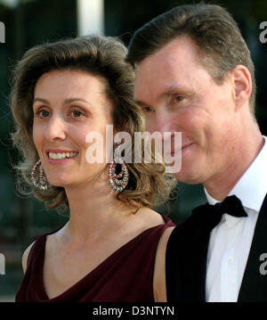 Prinz Guillaume von Luxemburg und seine Frau Sybilla kommen bei der "Musee d 'Art Moderne Grand-Duc Jean" (Mudam) in Luxemburg, Luxemburg, Samstag, 1. Juli 2006. Europäische Adlige und Edelfrauen war gekommen, um die Eröffnung des spektakulären Arts Museum von einem chinesisch-amerikanischen Architekten gebaut. Foto: Albert Nieboer Niederlande Stockfoto