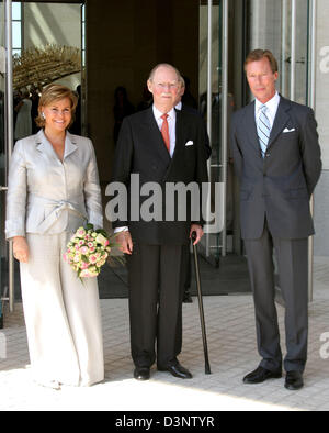 Grand Duke Maria Teresa, Old Grand Duke Jean (C) und sein Sohn Großherzog Henri von Luxemburg kommen an die "Musee d 'Art Moderne Grand-Duc Jean" (Mudam) in Luxemburg, Luxemburg, Samstag, 1. Juli 2006. Europäische Adlige und Edelfrauen war gekommen, um die Eröffnung des spektakulären Arts Museum von einem chinesisch-amerikanischen Architekten gebaut. Foto: Albert Nieboer Niederlande Stockfoto