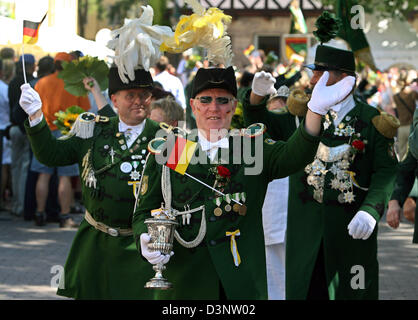 Teilnehmer des traditionellen Sportschützen parade zu der weltweit größte Sportschützen Montage Welle mit Blumensträußen in Hannover, Montag, 3. Juli 2006. 12.000 Männer und Frauen aus dem in- und Ausland nehmen Teil vor Tausenden von Zuschauern. Foto: Patrick Lux Stockfoto