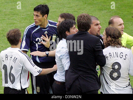 (Dpa-Datei) - der deutsche Fußballer Torsten Frings (R) ist zurückgehalten durch Beamte während einer drängeln mit argentinischen Fußball-Spieler und Funktionäre nach dem Spiel Deutschland vs. Argentinien in Berlin, 30. Juni 2006. Frings, die angeblich die argentinischen Juli Cruz (L) während das Gedränge getroffen wird von der FIFA untersucht. Foto: Jan Woitas Stockfoto