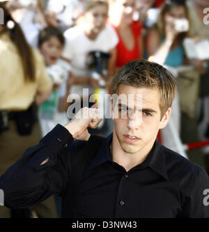 Der deutsche Fußball-Spieler Philipp Lahm geht vorbei an wartenden Fans in Berlin, Montag, 3. Juli 2006. Deutschland wird Italien im WM-Halbfinale-Finale in Dortmund am Dienstag spielen. Foto: Bernd Settnik Stockfoto