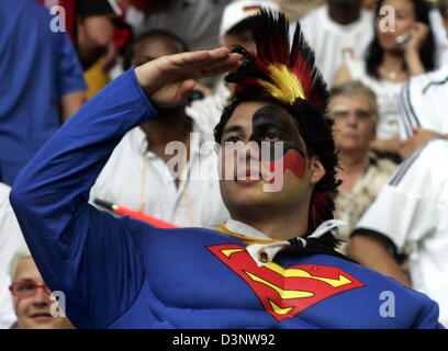 Ein deutscher Anhänger fotografiert vor dem Halbfinale der FIFA-WM 2006 zwischen Deutschland und Italien in Dortmund, Deutschland, Dienstag, 4. Juli 2006. Foto: ROLAND WEIHRAUCH +++ Mobile Dienste, +++ entnehmen Sie bitte den allgemeinen Geschäftsbedingungen der FIFA Stockfoto