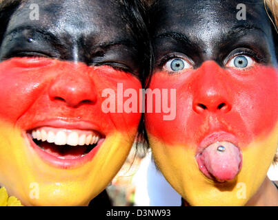 Deutschen Fans jubeln vor dem Halbfinale der FIFA-WM 2006 zwischen Deutschland und Italien auf der Fanmeile in Hamburg, Deutschland, Dienstag, 4. Juli 2006. Foto: KAY NIETFELD +++ Mobile Dienste, +++ entnehmen Sie bitte den allgemeinen Geschäftsbedingungen der FIFA Stockfoto