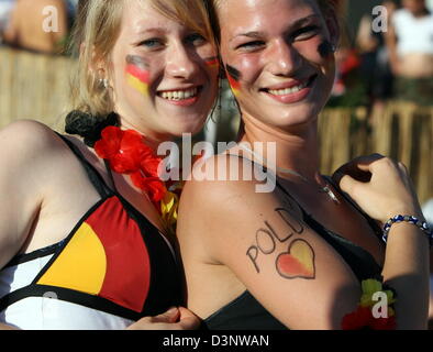 Unterstützer von Deutschland anfeuern auf der Fanmeile Hamburg vor der 2006 FIFA World Cup Semi final Deutschland Vs Italien Dienstag, 4. Juli 2006, später heute in Dortmund. Foto: KAY NIETFELD Stockfoto