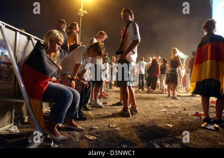 Niedergeschlagen deutschen Fans sind traurig nach dem Halbfinale der FIFA Fussball-Weltmeisterschaft zwischen Deutschland und Italien im Bereich public-Viewing Fan Fest in Hamburg, Deutschland, Dienstag, 4. Juli 2006. Italien gewann das Spiel 2: 0. DPA/KAY NIETFELD Stockfoto