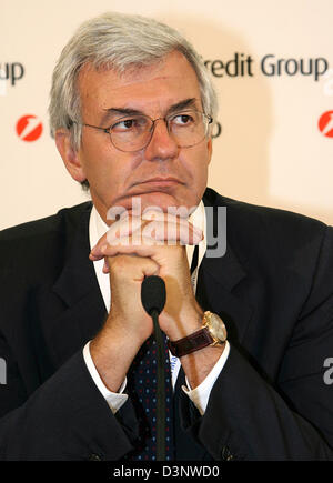 Vorsitzender der italienischen Bank UniCredit, Alessandro Profumo, sitzt auf einer Pressekonferenz in München, Deutschland, Mittwoch, 5. Juli 2006. Die Bank verlangt starke Verbesserungen ihrer Tochtergesell-Hypo Vereinsbank. Die Steueraufkommens Eigenkapital wird von 6 auf 17 Prozent bis 2008 erhöhen. Foto: Volker Dornberger Stockfoto