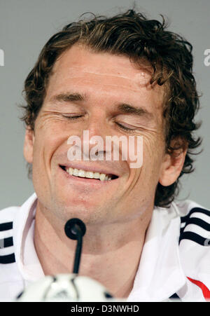 Deutsche Torwart Jens Lehmann lacht während der Pressekonferenz in Berlin, Deutschland, Donnerstag, 6. Juli 2006. Der deutsche Fußball-Nationalmannschaft bereitet sich auf den 3. Platz Spiel gegen Portugal in Stuttgart auf Samstag, 8. Juli 2006. DPA/Michael Hanschke Stockfoto