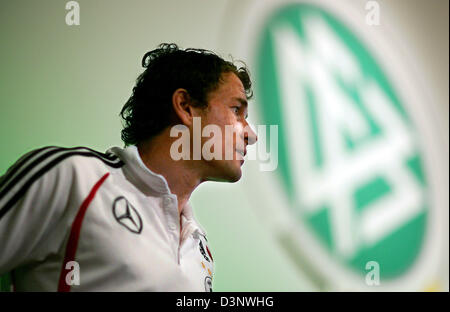 Deutsche Torwart Jens Lehmann verlässt die Pressekonferenz in Berlin, Deutschland, Donnerstag, 6. Juli 2006. Der deutsche Fußball-Nationalmannschaft bereitet sich auf den 3. Platz Spiel gegen Portugal in Stuttgart auf Samstag, 8. Juli 2006. DPA/Michael Hanschke Stockfoto