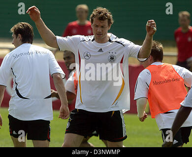 Deutschland Torwart Jens Lehmann (C) macht die Übungen während des Trainings in Berlin, Deutschland, Freitag, 7. Juli 2006. Auf der linken Seite ist Stürmer Miroslav Klose. Die deutsche Fußball-Nationalmannschaft bereitet für das 2006 FIFA World Cup 3. Platz Spiel Deutschland Vs Portugal in Stuttgart, Samstag, 8 Juli. DPA/OLIVER BERG +++(c) Dpa - Bildfunk +++ Stockfoto