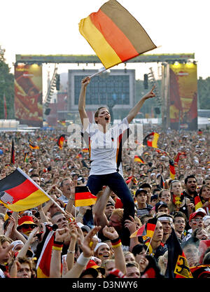 Anhänger der deutschen Nationalmannschaft Welle passen ihre Flaggen vor den 3. Platz der 2006 FIFA World Cup Deutschland gegen Portugal auf der Fanmeile in Berlin, Deutschland, Samstag, 8. Juli 2006. DPA / Marcel Mettelsiefen Stockfoto