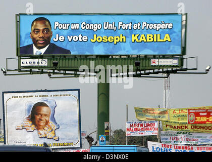 Das Bild zeigt Wahlplakate in Kinshasa, Kongo, Samstag, 8. Juli 2006. Die Europäische Union Force EUFOR RD Congo, die inklusive 780 deutsche Soldaten, ist an die Zentralafrikanische Republik, die ersten freien Wahlen in 40 Jahren zu schützen eingesetzt. Die Soldaten, die derzeit ein Lager auf dem Gelände der N'Dolo Flughafen in der kongolesischen Hauptstadt aufgestellt. Foto: Maurizio Gambarini Stockfoto