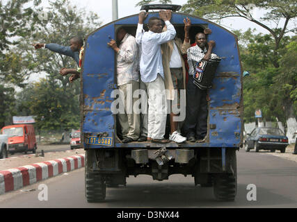 Kongolesen fahren auf einem LKW in Kishasa, DR Congo, Montag, 10. Juli 2006. Die Europäische Truppe EUFOR RD Congo einschließlich 780 Soldaten der deutschen Bundeswehr wird dazu beitragen, um die ersten freien Wahlen in DR Congo in mehr als 40 Jahren zu schützen. Die Truppen sind Errecting ihr Lager am Flughafen N'Dolo. Foto: Maurizio Gambarini Stockfoto