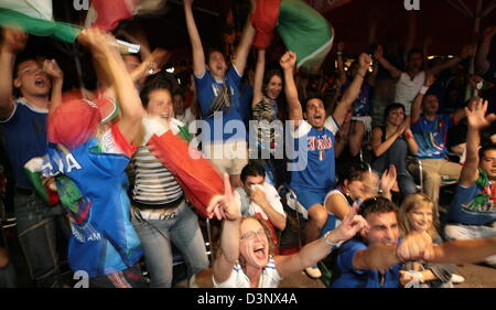 Unterstützer von Italien feiern in München, Deutschland, Sonntag, 9. Juli 2006. Italien gewann seinen vierten WM-Titel. Foto: Frank Leonhardt Stockfoto