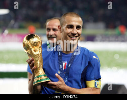 Italienische Team-Kapitän Fabio Cannavaro stellt mit der Trophäe nach der 2006 FIFA World Cup-Finale Italien gegen Frankreich im Olympiastadion in Berlin, Deutschland, Sonntag, 9. Juli 2006. Italien gewann mit 5: 3 nach Elfmeterschießen. DPA/KAY NIETFELD +++ Mobile Dienste, +++ entnehmen Sie bitte den allgemeinen Geschäftsbedingungen der FIFA. +++(c) Dpa - Bericht +++ Stockfoto