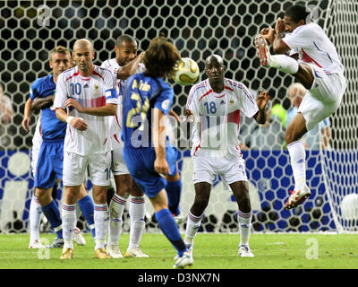 Andrea Pirlo aus Italien nimmt einen Freistoß auf das Ziel während der 2006 FIFA World Cup-Finale Italien gegen Frankreich im Olympiastadion in Berlin, Deutschland, Sonntag, 9. Juli 2006. (L-R) Daniele de Rossi aus Italien, Zinedine Zidane und Thierry Henry aus Frankreich, Andrea Pirlo aus Italien, Alou Diarra und Florent Malouda aus Frankreich. DPA/BERND WEISSBROD +++ Mobile Dienste, +++ entnehmen Sie bitte Stockfoto