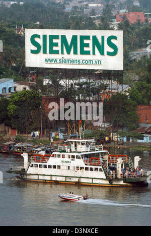 Das Foto zeigt eine riesige Werbeplakat am Saigon River und Boote in Ho-Chi-Minh-Stadt, Vietnam, 24. Februar 2006. Stockfoto