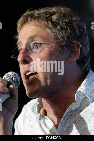 Sänger Roger Daltrey von der legendären Band "The Who" führt bei den Auftakt ihrer Deutschland-Tour auf der Museumsmeile in Bonn, Deutschland, Dienstag, 11. Juli 2006. Die Band wurde im Jahr 1969 an die Öffentlichkeit mit der Rockoper "Tommy" bekannt. Foto: Achim Scheidemann Stockfoto