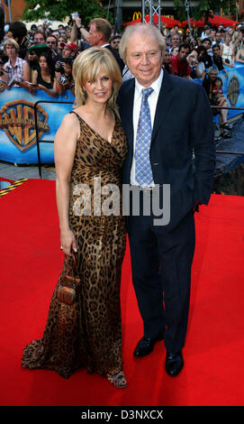 Deutscher Regisseur Wolfgang Petersen und seine Frau Maria kommen bei der Premiere des neuen Film Petersens "Poseidon" im Berlinale-Palast in Berlin, Deutschland, Dienstag, 11. Juli 2006. Der Film über eine Katastrophe auf einem Kreuzfahrtschiff wird geöffnet 12. Juli 2006. Foto: Jens Kalaene Stockfoto