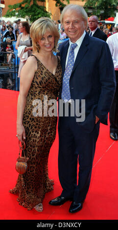 Deutscher Regisseur Wolfgang Petersen und seine Frau Maria kommen bei der Premiere des neuen Film Petersens "Poseidon" im Berlinale-Palast in Berlin, Deutschland, Dienstag, 11. Juli 2006. Der Film über eine Katastrophe auf einem Kreuzfahrtschiff wird geöffnet 12. Juli 2006. Foto: Jens Kalaene Stockfoto