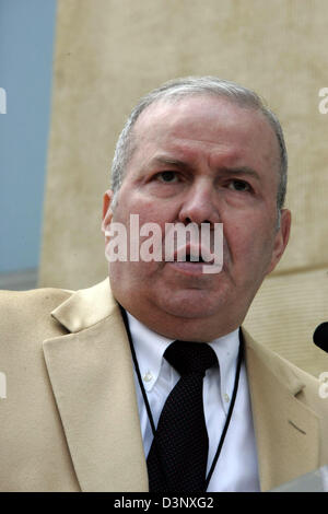 Frank Sinatra jr. spricht bei seiner Schwester Nancys neue Sterne Zeremonie auf dem Hollywood Walk of Fame in Los Angeles, Kalifornien, USA, Donnerstag, 11. Mai 2006. Foto: Hubert Boesl Stockfoto