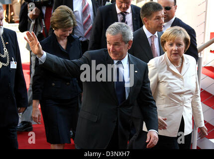 Bundeskanzlerin Angela Merkel (CDU, R) und ihrem Ehemann Joachim Sauer und US-Präsident George W. Bush mit seiner Frau Laura überqueren Sie die Markt-Platz Stralsund, Deutschland, Donnerstag, 13. Juli 2006. Bush ist zu einem zweitägigen Besuch in Mecklenburg-Vorpommern auf Einladung von Merkel. Foto: Jens Büttner Stockfoto