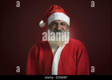 Mann als Weihnachtsmann verkleidet Stockfoto