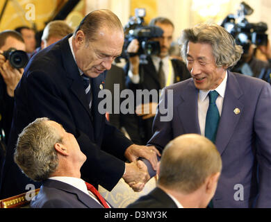 Der französische Präsident Jacques Chirac (L, Rücken) grüßt japanische Ministerpräsident Junichiro Koizumi (R, zurück) während US Präsident George W. Bush (L) und Russian President Vladimir Putin (R) Obsereve die Ereignisse im Marble Hall von Constantine Palast in Sankt Petersburg, Russland, Montag, 17. Juli 2006. Der G8 Staats-und Regierungschefs Meeting ein mit Outreach-Vertreter und Erfüllungsgehilfen von verschiedenen Stockfoto