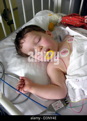 Ein zweier - jähriger Junge liegt im Kinderbett auf der Intensivstation in einem Krankenhaus in Esslingen, Deutschland, Samstag, 29. April 2006. Foto: Jürgen Effner Stockfoto