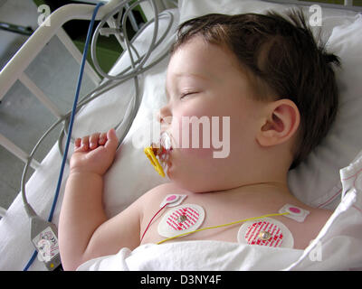 Ein zweier - jähriger Junge liegt im Kinderbett auf der Intensivstation in einem Krankenhaus in Esslingen, Deutschland, Samstag, 29. April 2006. Foto: Jürgen Effner Stockfoto