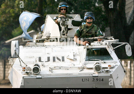 UN-Soldaten aus Paraguay gehört zur UNO Kraft "Monuc" Patrouille Kinshasa in einem gepanzerten Auto, DR Congo, Freitag, 14. Juli 2006. UN-Generalsekretär Kofi Annan erwartet bestimmte europäische Beiträge zu einer Friedenssicherung Kraft im Nahen Osten. Ein echter Beitrag wäre "blauen Helm" Kräfte zu senden, sagte Annan. Foto: Maurizio Gambarini Stockfoto