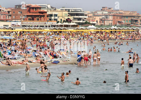 Tausende von Rom Bürger fliehen zum Strand Lido di Ostia für eine Abkühlung in Rom, Italien, 23. Juli 2006. Foto: Lars Halbauer Stockfoto