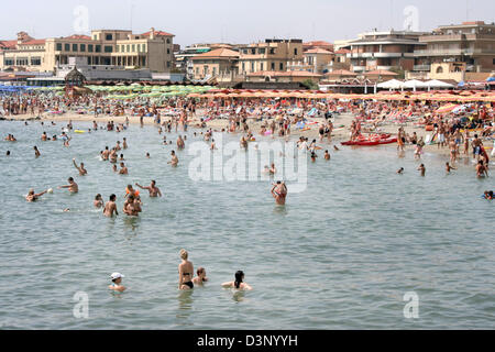 Tausende von Rom Bürger fliehen zum Strand Lido di Ostia für eine Abkühlung in Rom, Italien, 23. Juli 2006. Foto: Lars Halbauer Stockfoto