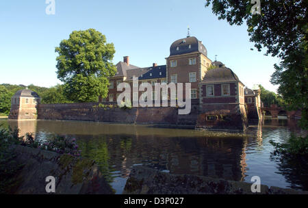 Das Bild zeigt das Barockschloss Ahaus in Ahaus, Deutschland, 12. Juni 2006. Der Palast ist die ehemalige Residenz der Fürstbischöfe von Münster und ist heute die Heimat der technischen Akademie Ahaus. Foto: Horst Ossinger Stockfoto