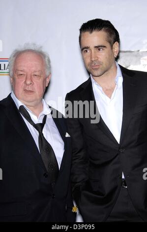 22. Februar 2013 statt - Hollywood, Kalifornien, USA - Jim Sheridan und Colin Farrell während der Oscar-Wilde-Pre-Oscar-Verleihung-Veranstaltung im Bad Robot Studio am 21. Februar 2013, in Santa Monica, Kalifornien. (Kredit-Bild: © Michael Germana/Globe Photos/ZUMAPRESS.com) Stockfoto