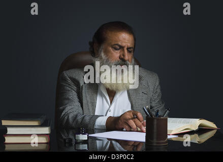 Kritiker, die Kritik an einem Buch zu schreiben Stockfoto