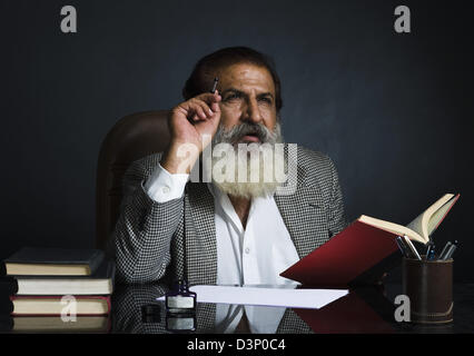 Kritiker, die Kritik an einem Buch zu schreiben Stockfoto