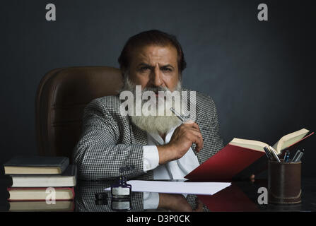 Kritiker, die Kritik an einem Buch zu schreiben Stockfoto