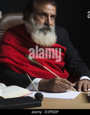 Kritiker, die Kritik an einem Buch zu schreiben Stockfoto