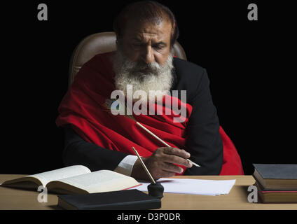 Kritiker, die Kritik an einem Buch zu schreiben Stockfoto