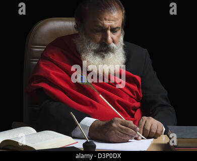 Kritiker, die Kritik an einem Buch zu schreiben Stockfoto