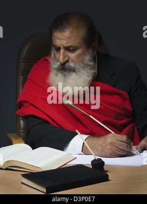 Kritiker, die Kritik an einem Buch zu schreiben Stockfoto