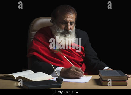 Kritiker, die Kritik an einem Buch zu schreiben Stockfoto