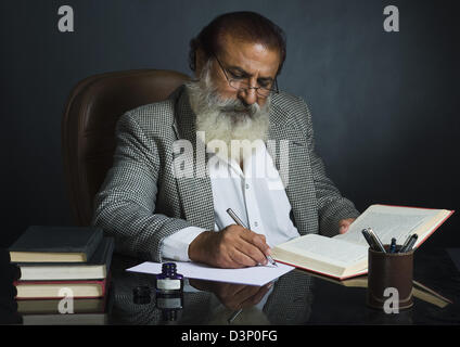 Kritiker, die Kritik an einem Buch zu schreiben Stockfoto