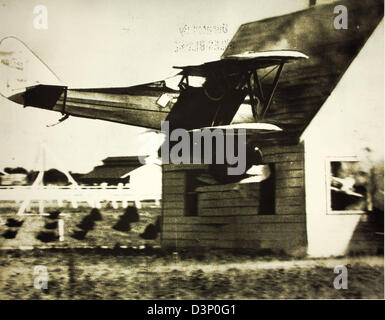 1940 stürzte ein Curtiss OX-5 Swallow-Flugzeug während einer Demonstration auf der San Diego County Fair ab. Der Absturz unter der Leitung von Captain Frakes führte zu einem tragischen Unfall, der die Risiken im Zusammenhang mit der Luftfahrt zu dieser Zeit deutlich machte. Die Veranstaltung wurde umfassend abgedeckt und beeinflusste die Sicherheitsprotokolle für zukünftige Flugshows. Stockfoto