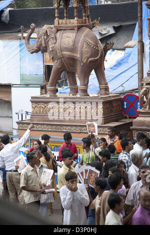 Menschen in einem Tempel während der Prozession, Mumbai, Maharashtra, Indien Stockfoto