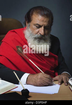 Kritiker, die Kritik an einem Buch zu schreiben Stockfoto