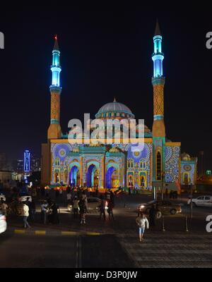 Sharjah Lichterfest 2013 (beleuchten Ihre Fantasie). Beleuchtete Mosscheen in Sharjah Stadt in Sharjah. Das Foto zeigt die Masjid Al Noor. Stockfoto