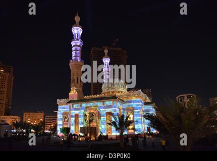 Sharjah Lichterfest 2013 (beleuchten Ihre Fantasie). Beleuchtete Mosscheen in Sharjah Stadt in Sharjah. Das Foto zeigt die Masjid Al Majaz. Stockfoto