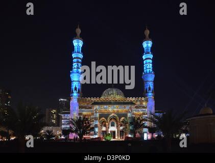 Sharjah Lichterfest 2013 (beleuchten Ihre Fantasie). Beleuchtete Mosscheen in Sharjah Stadt in Sharjah. Das Foto zeigt die Masjid Al Majaz. Stockfoto